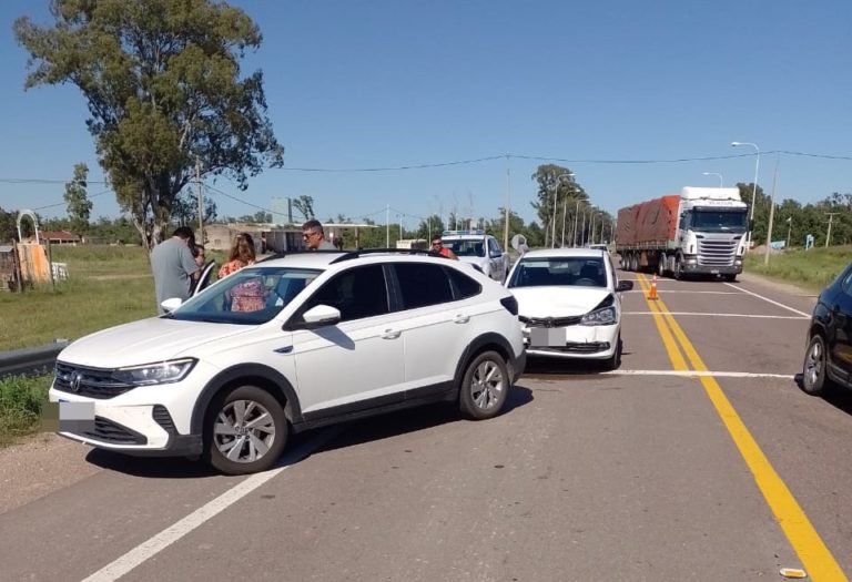 Choque entre dos vehículos a metros del acceso a la localidad de Rancul