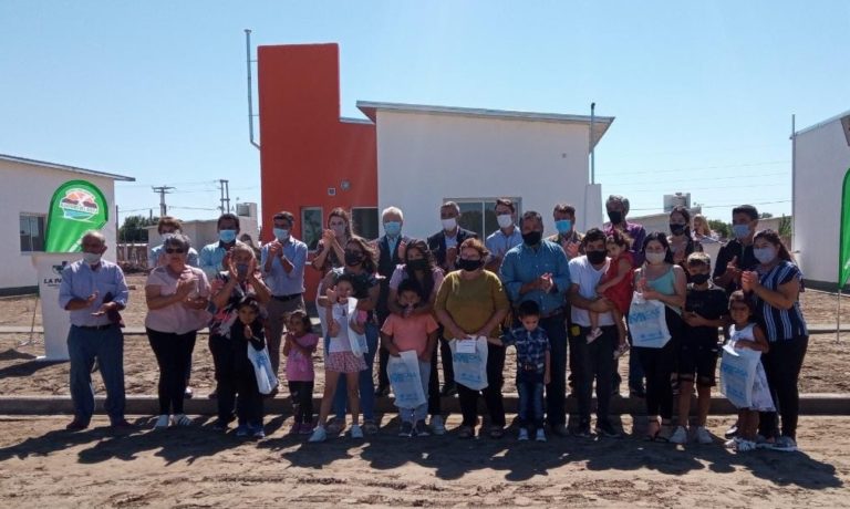 Entregaron seis viviendas del plan “Mi Casa” en Algarrobo del Águila