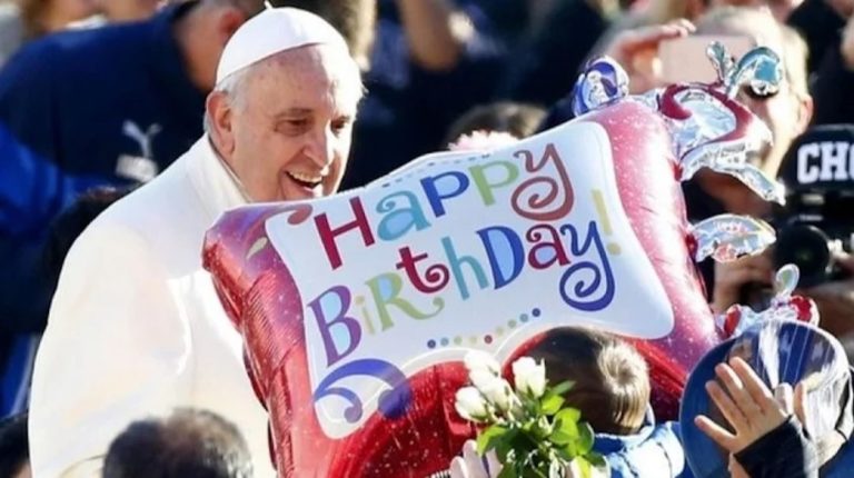 Francisco cumple 85 años y lo festejó con refugiados de Asia y África