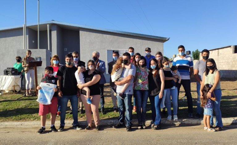 Entregaron cuatro viviendas del Plan Provincial “Mi Casa” en  Hilario Lagos y anunciaron otras seis
