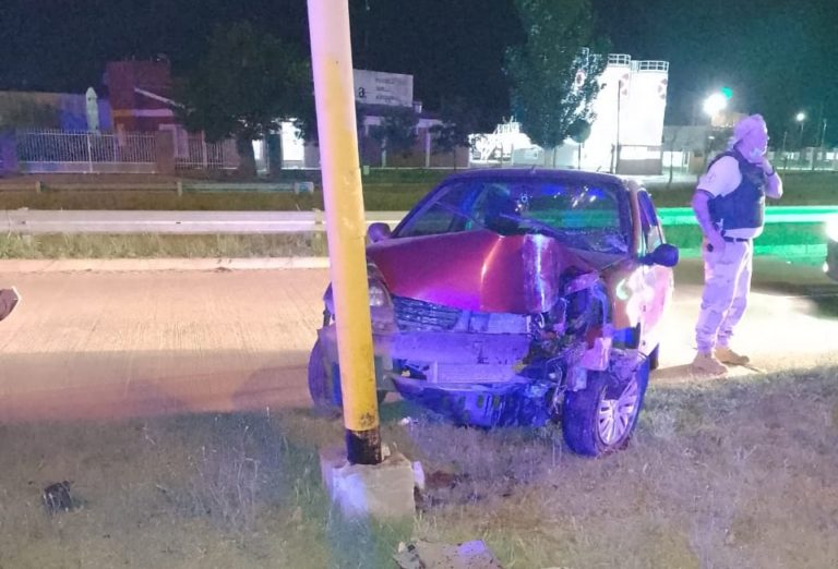 Una mujer trasladada al Hospital después de despistarse y chocar una columna de alumbrado con su vehículo