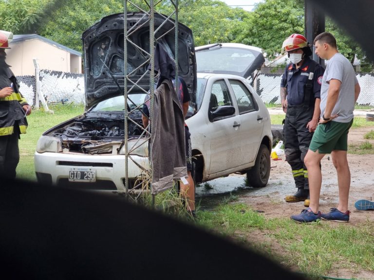 Principio de incendio de un auto en el interior de las instalaciones del Grupo Especial de la UR II