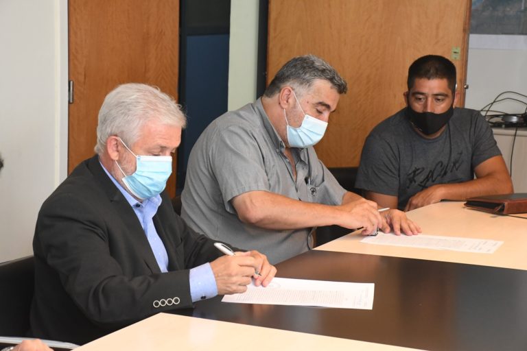Firmaron convenio para obras de agua y desagües pluviales en Santa Isabel