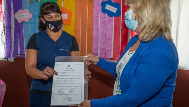 ¡Nunca es tarde! | Estudiante adulta de Chos Malal recibió su certificado tras finalizar la Primaria