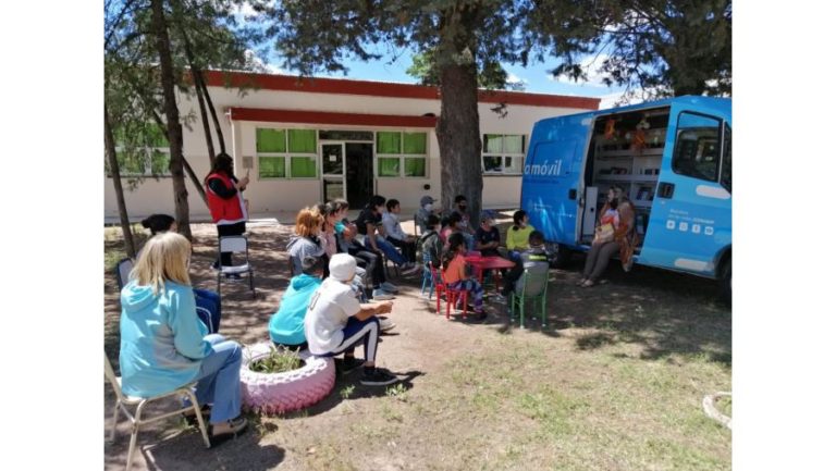 Encuentro cultural en Conhello para despedir el Bibliomóvil