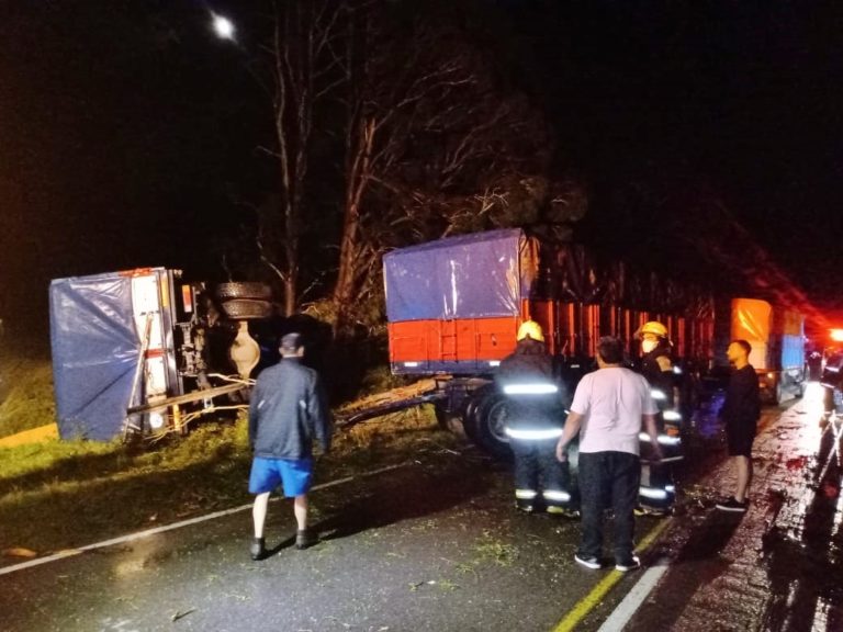 Despiste y vuelco de un camión cargado de maíz en la madrugada