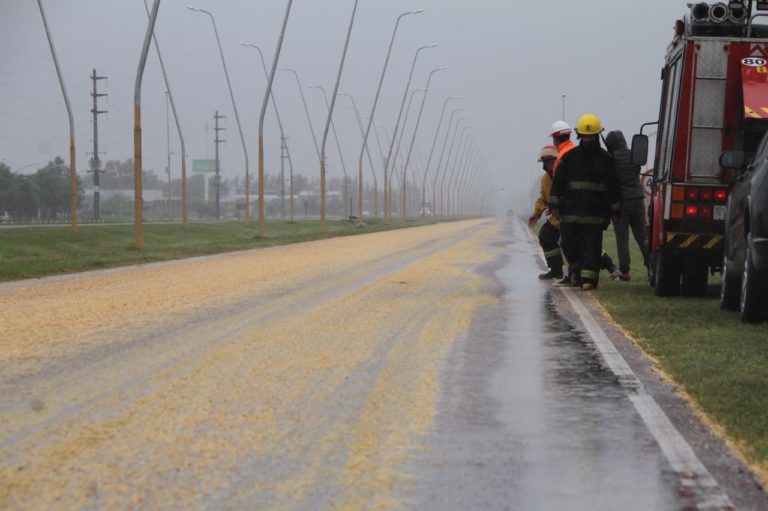 Cortan el tránsito en la Avenida Isidoro Brunengo porque una de las arterias tiene cereal derramado
