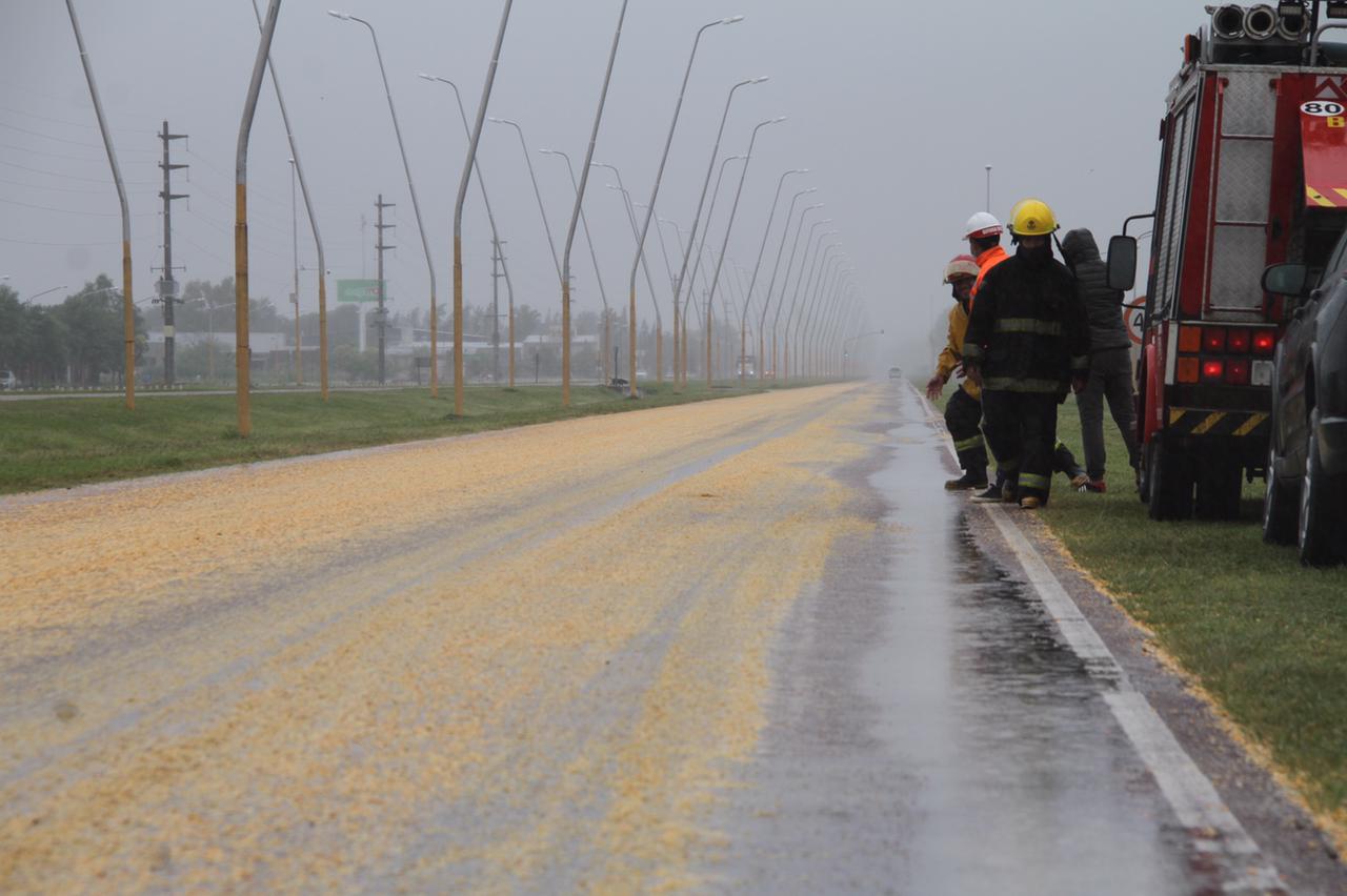 Cortan el tránsito en la Avenida Isidoro Brunengo porque una de las arterias tiene cereal derramado