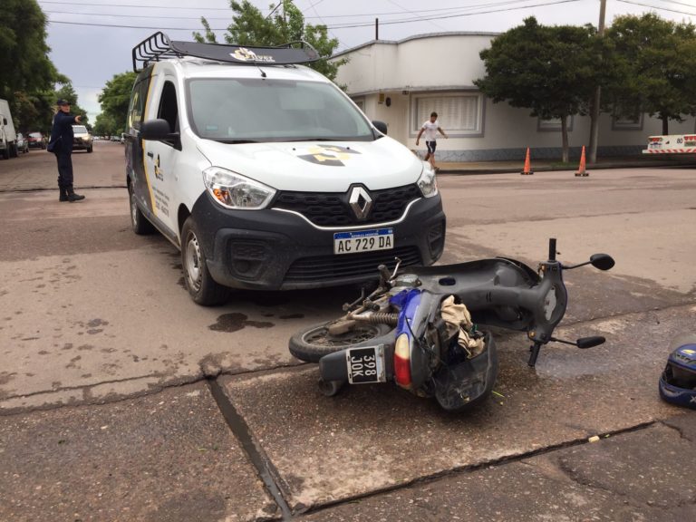 Choque entre una moto y una camioneta dejó una persona lesionada