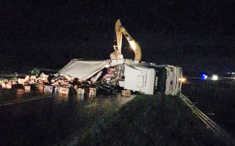 Vuelco de camión cerca de Ataliva Roca: Se normalizó el tránsito en Ruta 35