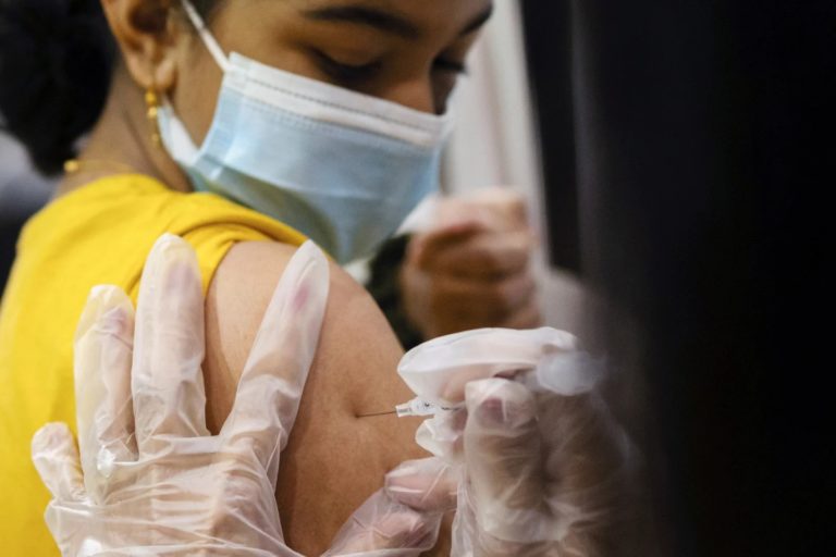 La Organización Mundial de la Salud dijo que la inmunidad de las vacunas contra el COVID-19 dura hasta seis meses