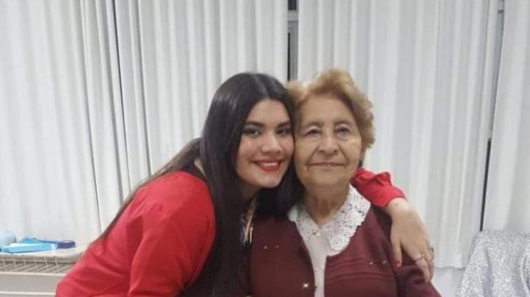 Abuela pampeana terminó el colegio a los 82 años, la pandemia no la frenó y ahora arrancará la Universidad junto a su nieta