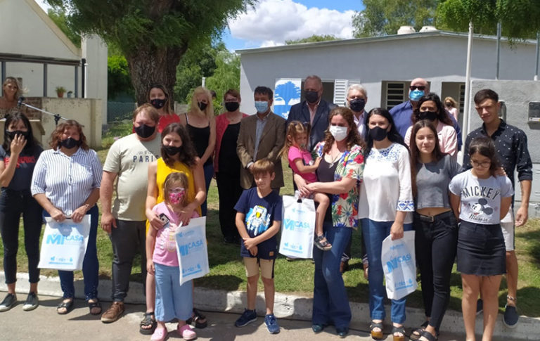 Cuatro familias de Rolón recibieron sus viviendas del Plan “Mi Casa”