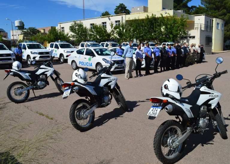 Durante el 2021 el ministerio de Seguridad entregó equipamiento y vehículos en las diferentes dependencias: “Logramos equipar al personal femenino de toda La Pampa”