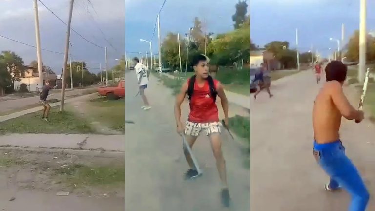 Video: salvaje batalla a tiros de adolescentes en un barrio de Corrientes frente una casa de familia