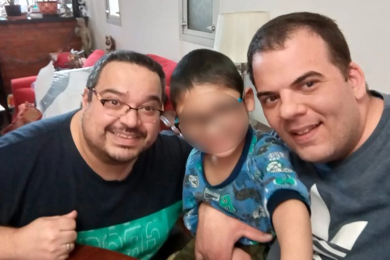En un fallo inédito, una pareja de hombres sordos de Neuquén logró adoptar a un niño discapacitado: “Nos llenó de amor”