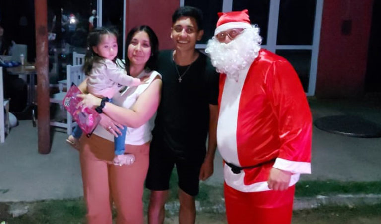 Papá Noel llevó regalos e inmensa felicidad a los niños de Metileo