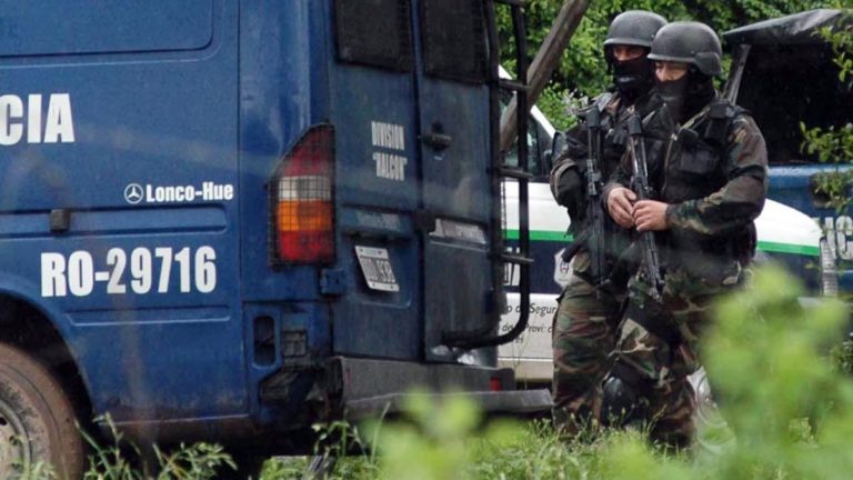 Mata a un vecino, se atrinchera armado en el techo de una casa en la localidad bonaerense de Merlo y muere en un tiroteo con policías