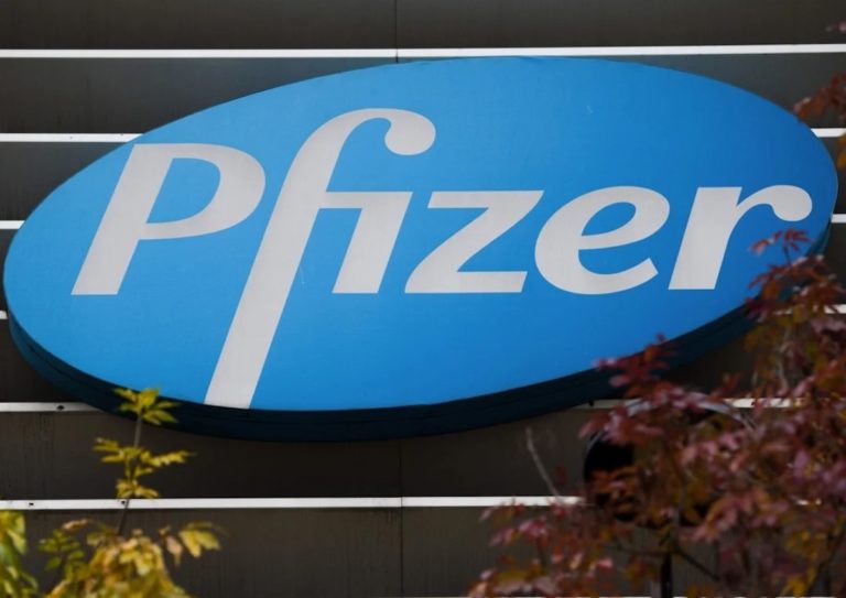 Pfizer anunció que droga de su tratamiento contra Covid-19 inhibió variante Omicrón en laboratorio