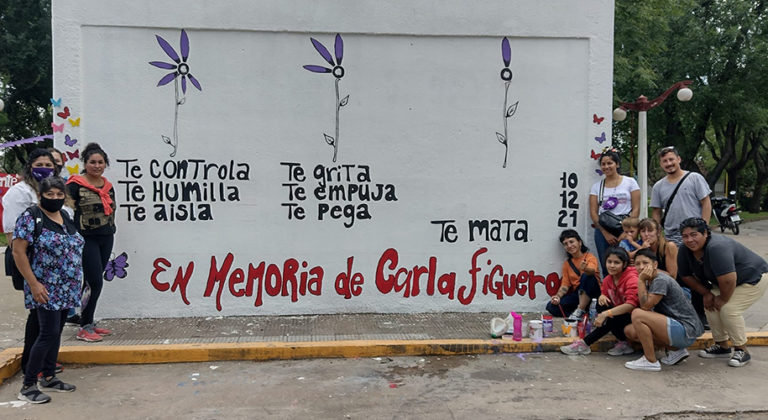 A 10 AÑOS DEL FEMICIDIO | Pintaron un mural en la plaza Pico para recordar y homenajear a Carla Figueroa