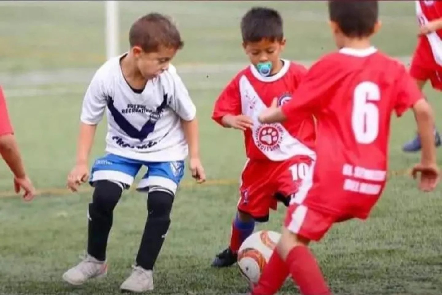 La historia de Ulises Cáceres, el niño de 6 años de Fuerte Apache que se hizo viral por jugar al fútbol con chupete
