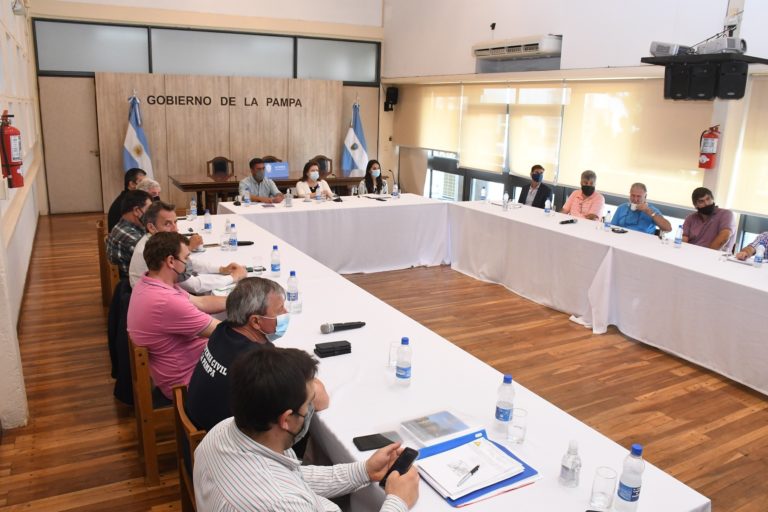 Campos inundados en el noreste provincial: Definen acciones para brindar “previsibilidad” a los productores de la zona