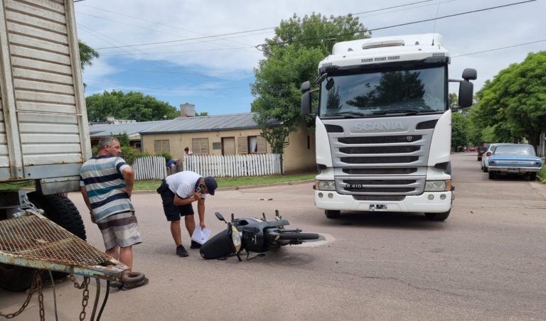Choque entre camión y moto en barrio Rucci: Un joven fue hospitalizado