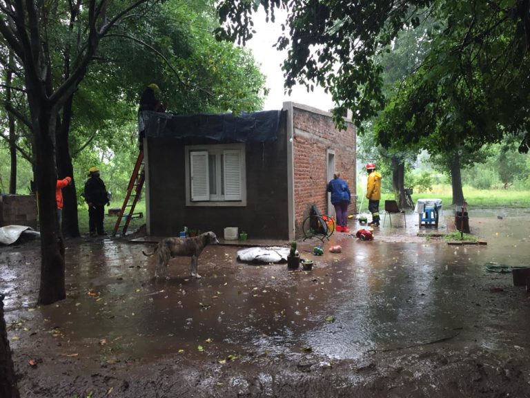 Vivienda inundada en General Pico: “Es un desastre, tengo dos nietos a cargo que están con broncoespasmos” manifestó la dueña