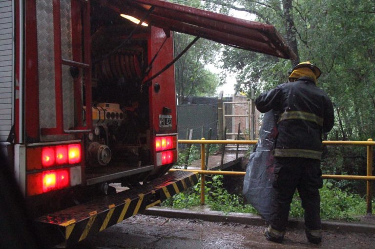 General Pico: Defensa Civil y Bomberos Voluntarios debieron acudir al auxilio de una vivienda que comenzaba a inundarse por el fuerte temporal