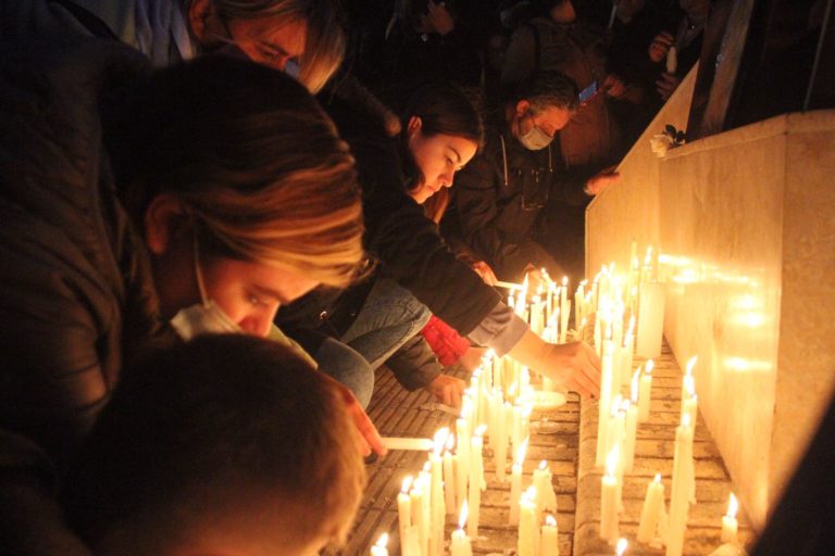 #JusticiaPorLucio | Emotiva marcha de velas y suelta de globos blancos en la plaza San Martín de General Pico y en distintos puntos del país