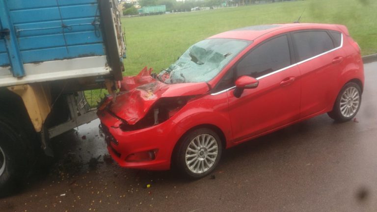 Un auto conducido por una joven de 17 años chocó contra un acoplado estacionado