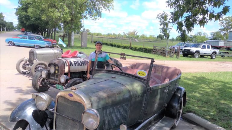 Se desarrolló con gran éxito el Paseo y Exposición de autos antiguos en Dorila
