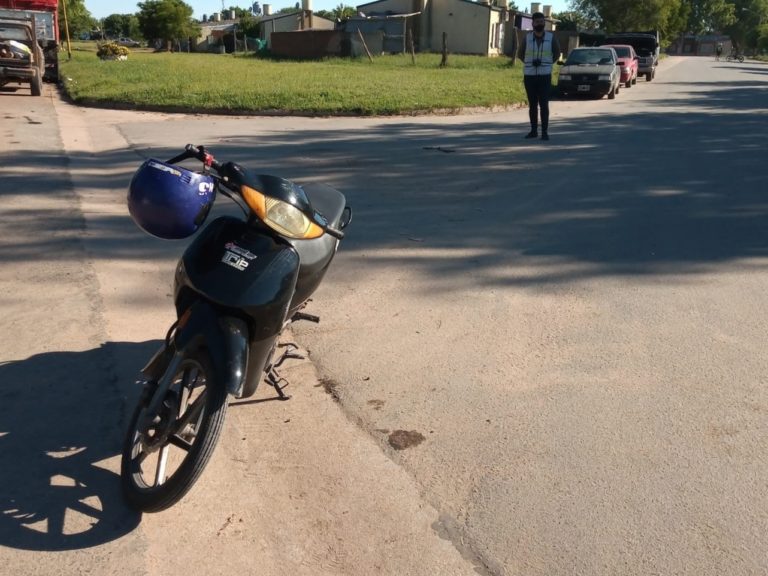 Una mujer perdió el control de su motocicleta y cayó sobre la cinta asfáltica