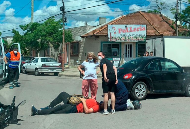 Perdió el control de la moto, cayó a la cinta asfáltica y terminó chocando contra un auto
