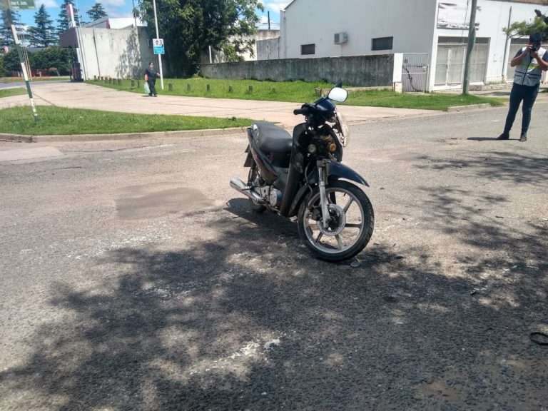 Fuerte choque entre motos en barrio Malvinas: Uno fue hospitalizado, el otro huyó del lugar