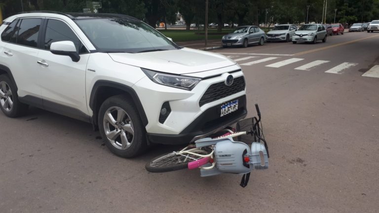 Pick up chocó a una bicicleta en el centro: Dos niñas de 13 y 3 años fueron hospitalizadas
