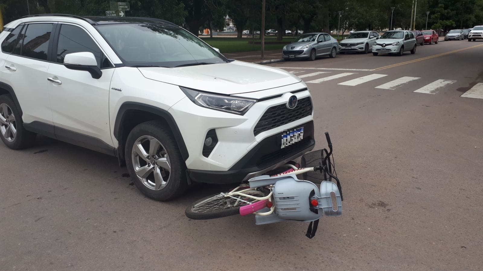 Pick up chocó a una bicicleta en el centro: Dos niñas de 13 y 3 años fueron hospitalizadas