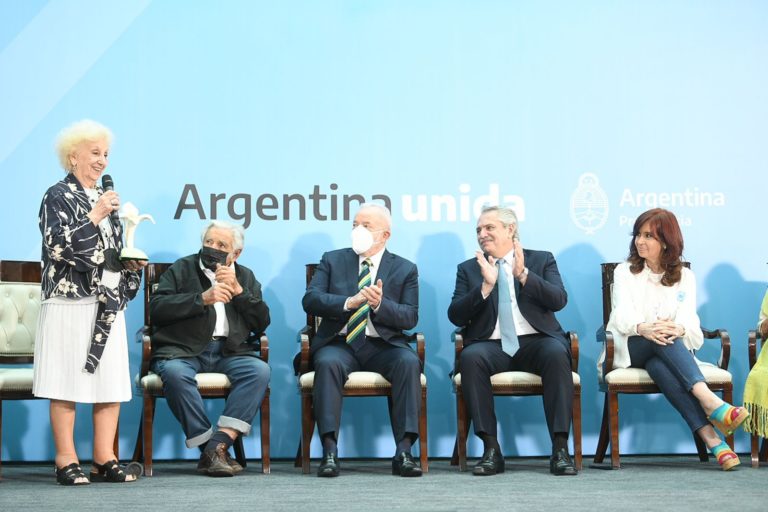 Alberto Fernández entregó los premios “Azucena Villaflor” junto a Cristina Kirchner