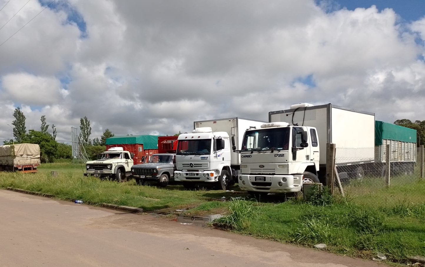 General Pico: Delincuentes vandalizaron cinco camiones estacionados en calle 500