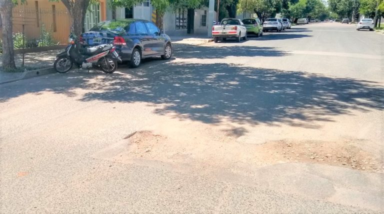 Una madre y su hijo sufrieron accidente en moto por un bache