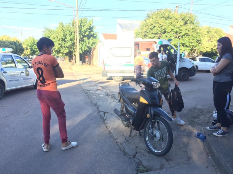 Choque entre taxi y moto en calle 102 y 103: Dos jóvenes fueron trasladados al Hospital