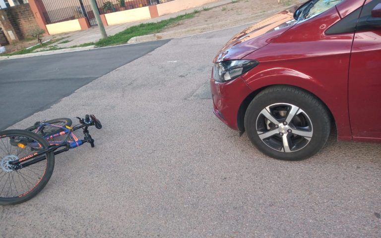 Fuerte choque en barrio San Etelvino: Un ciclista fue hospitalizado