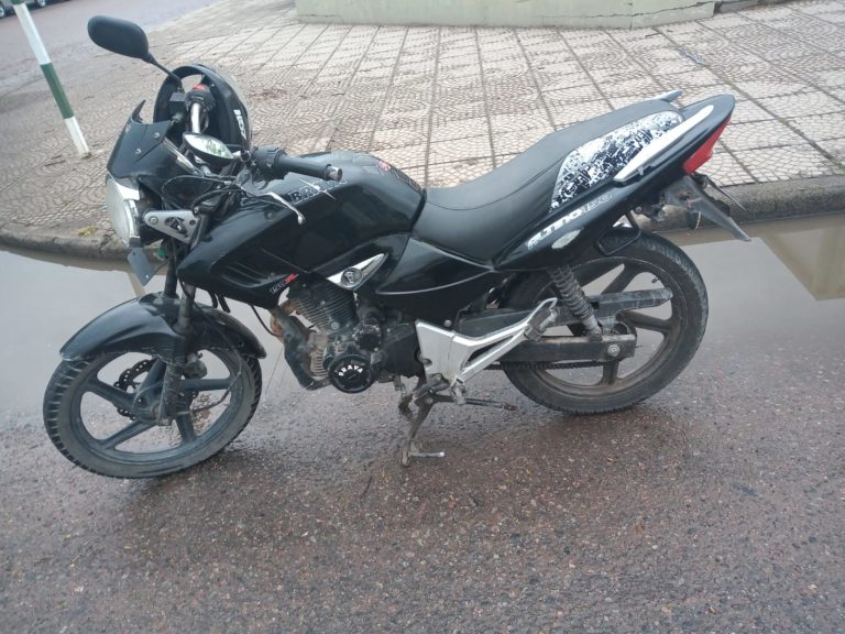 Motociclista perdió el control y cayó sobre la cinta asfáltica en barrio “Energía y Progreso”
