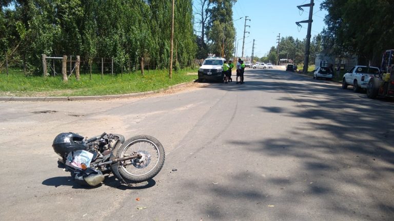 Motociclista chocó contra el tráiler de una camioneta: Fue hospitalizado tras sufrir un corte en la rodilla