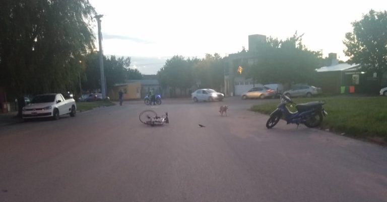 Adolescente en moto chocó a una niña de 12 años que iba en bicicleta: Ambos fueron hospitalizados