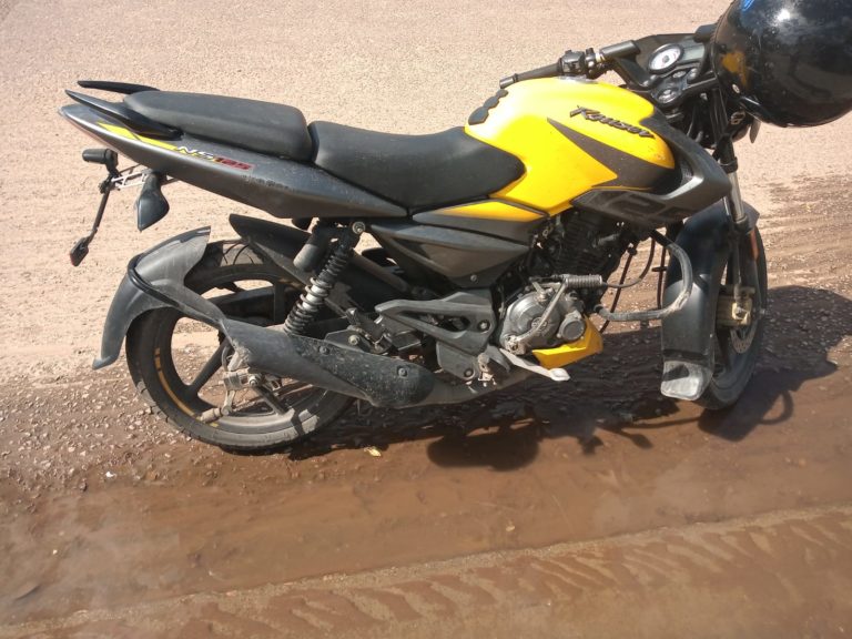 Se le cruzó un perro, perdió el control de la moto y terminó lesionada