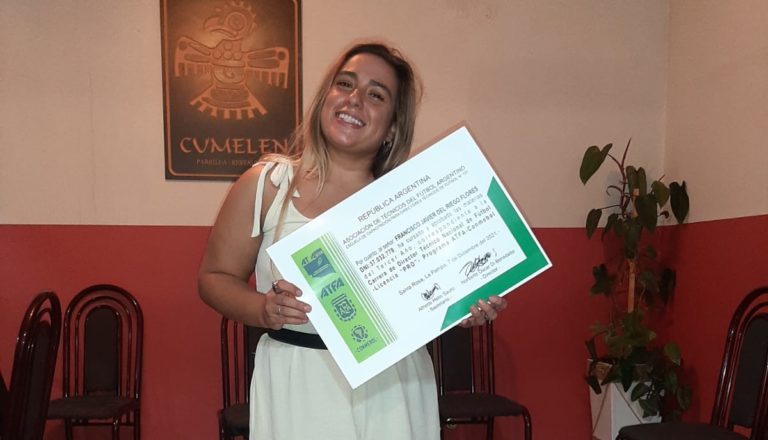 Carla Camerlinckx obtuvo su título nacional y es la primera Directora Técnica de fútbol en la ciudad de General Pico