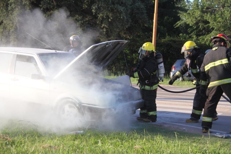Se incendió un auto en Circunvalación y Avenida San Martín: El fuego se originó en el motor y fue rápidamente sofocado