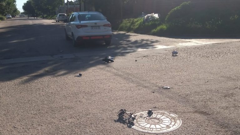 Menor en moto chocó a un auto y se dio a la fuga: Dejó en el lugar a una joven de 18 años que debió ser hospitalizada