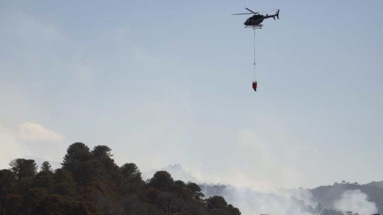 Cayó un helicóptero hidrante que combatía incendios en Aluminé y murieron sus dos ocupantes